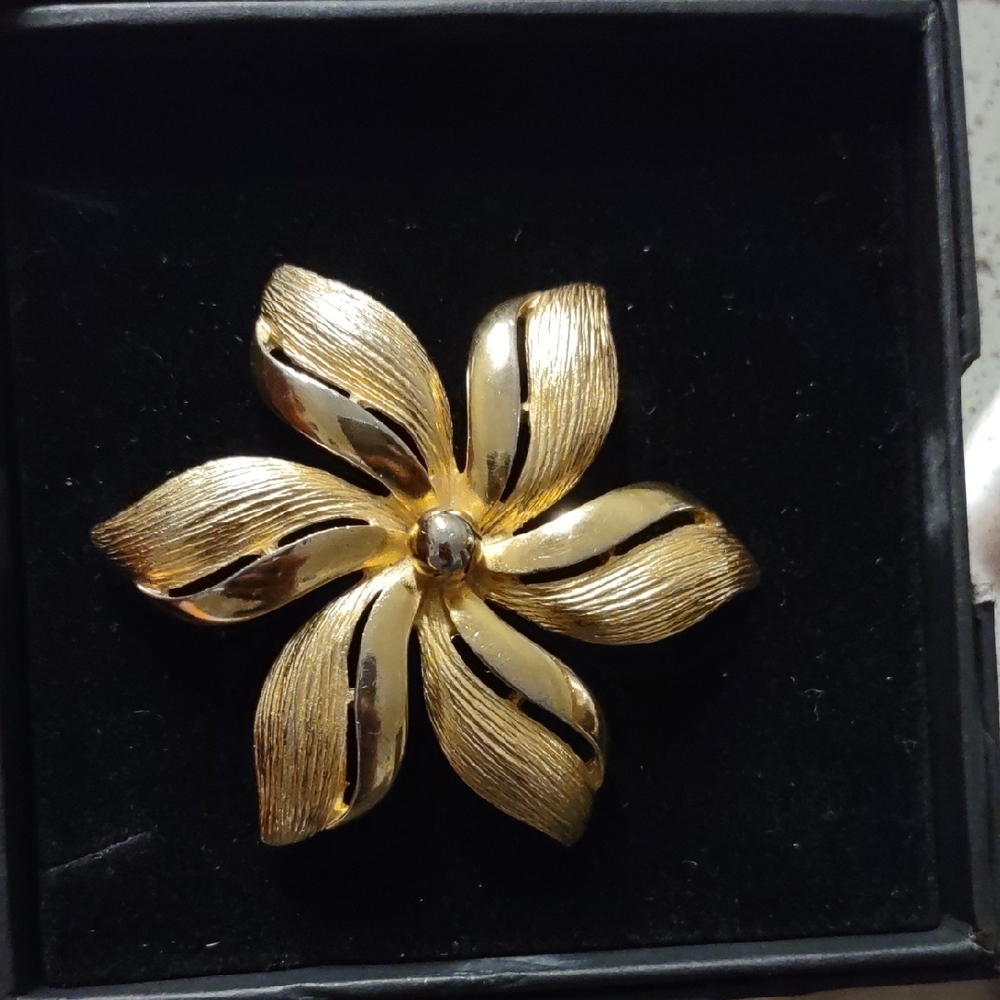 Elegant Gold Flower Brooch